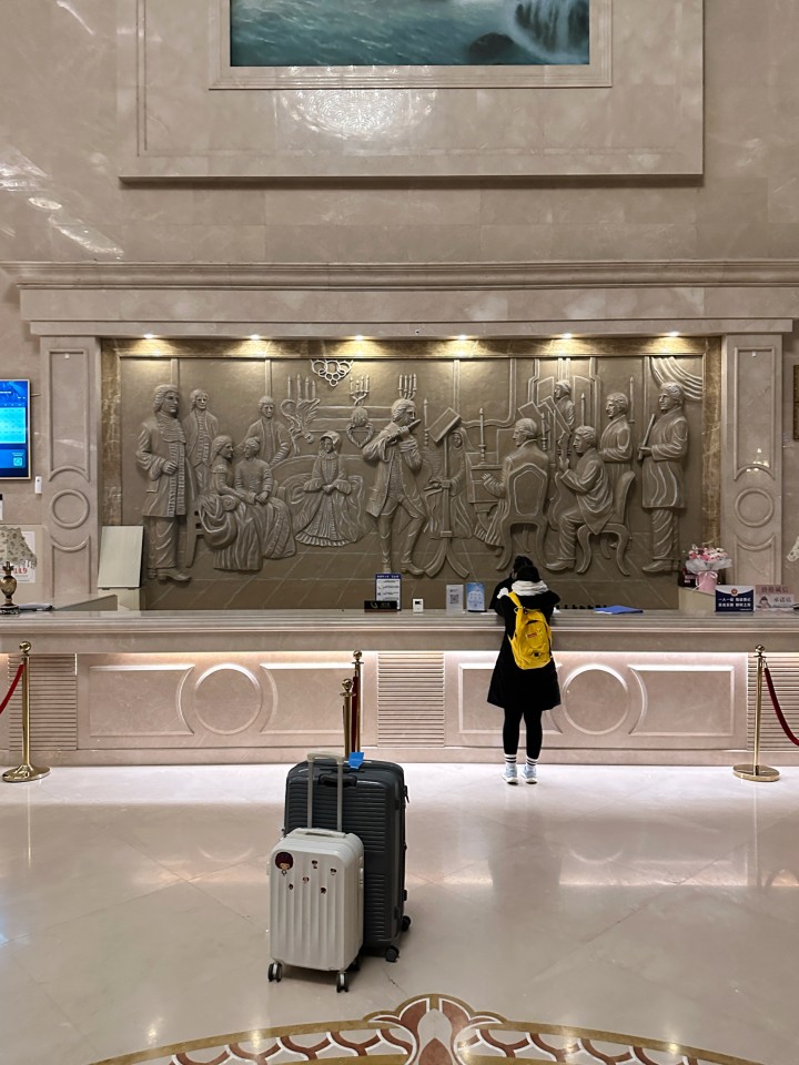 Reception กว้างขวาง พี่ไกด์จัดการเช็กอินให้รวดเร็วเลย