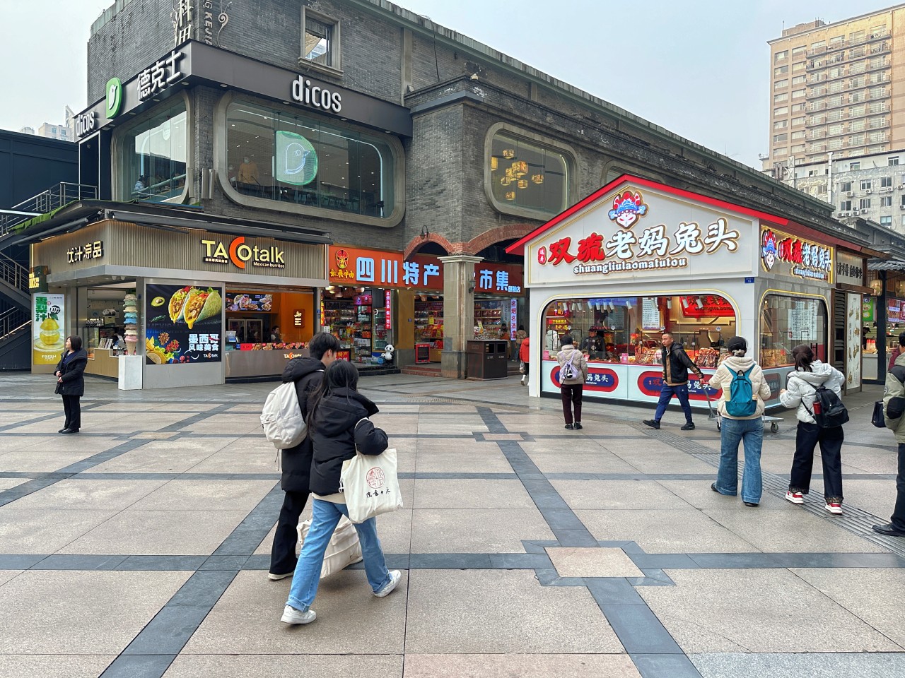 โซนเดินเล่นข้างนอกมีร้านค้ามากมาย