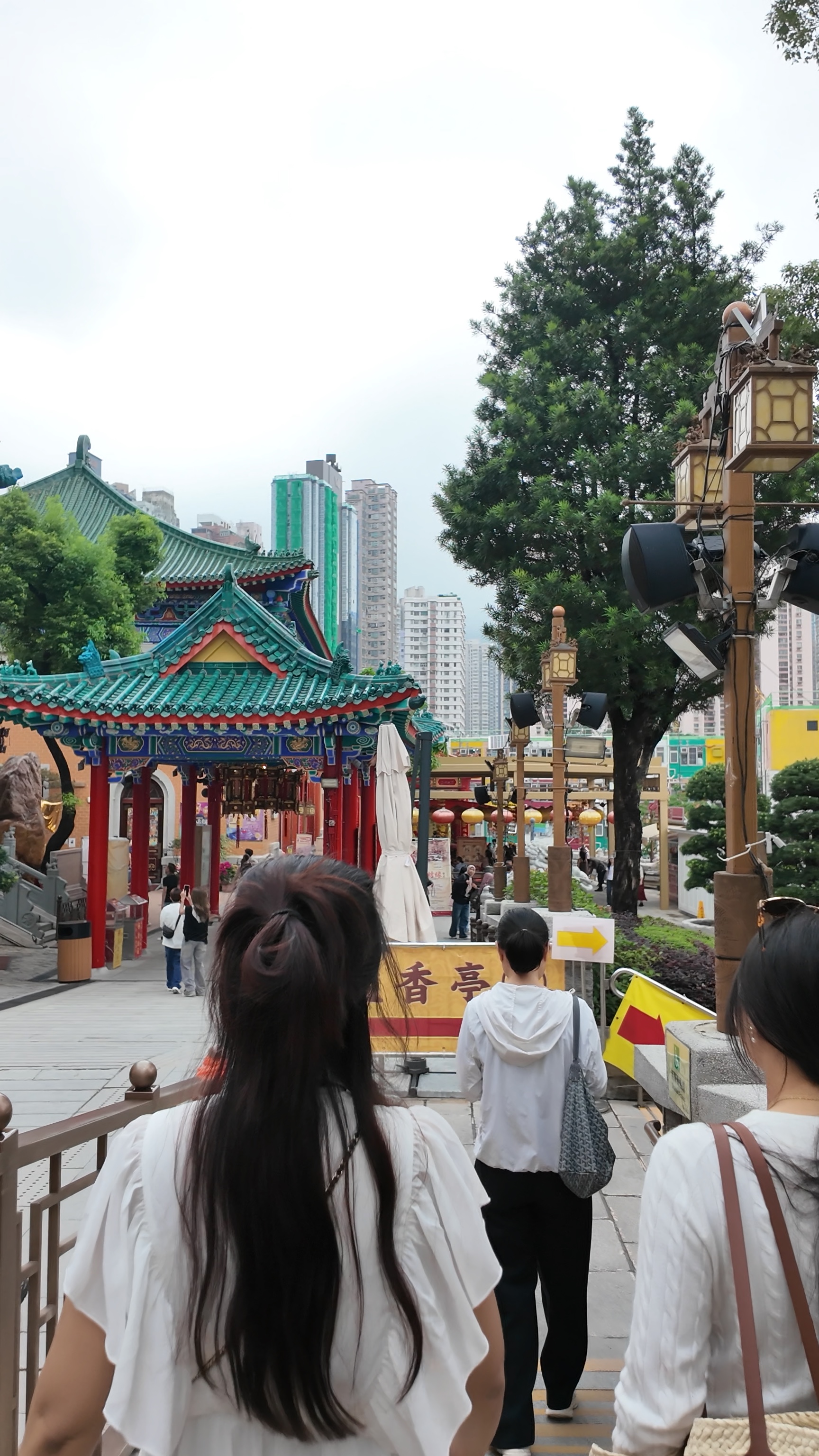 บรรยากาศเดินเข้าวัด
