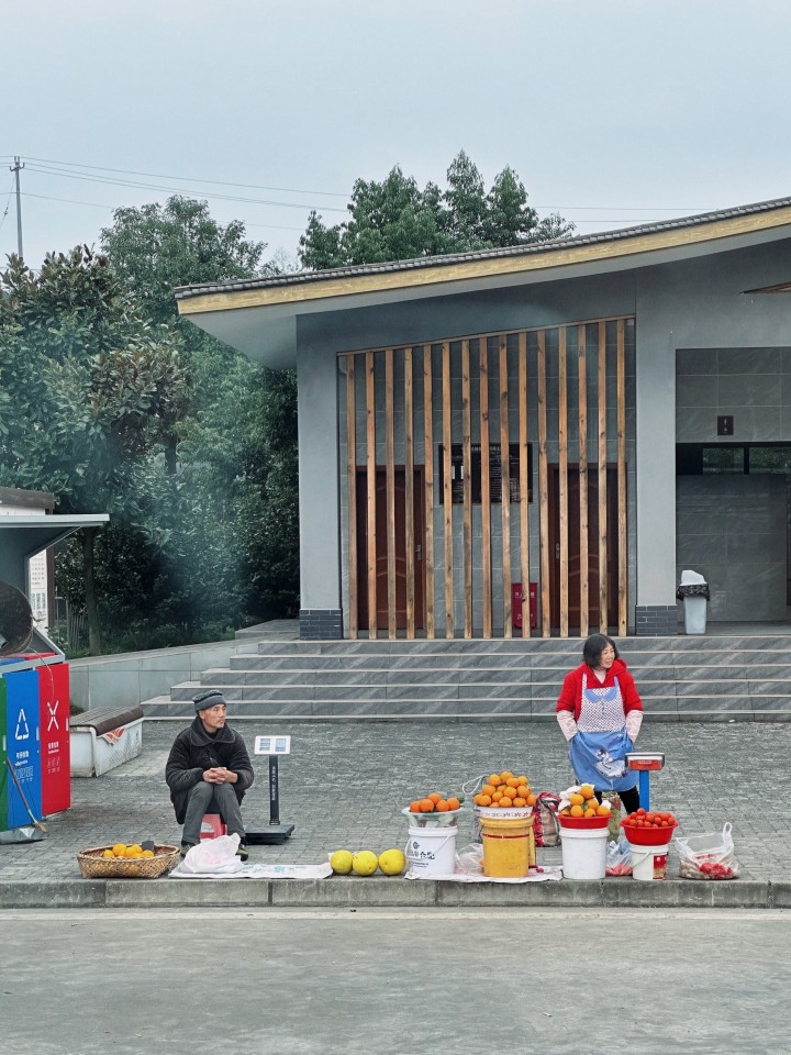 ที่จุดพักรถ มีชาวบ้านมานั่งขายผลไม้
