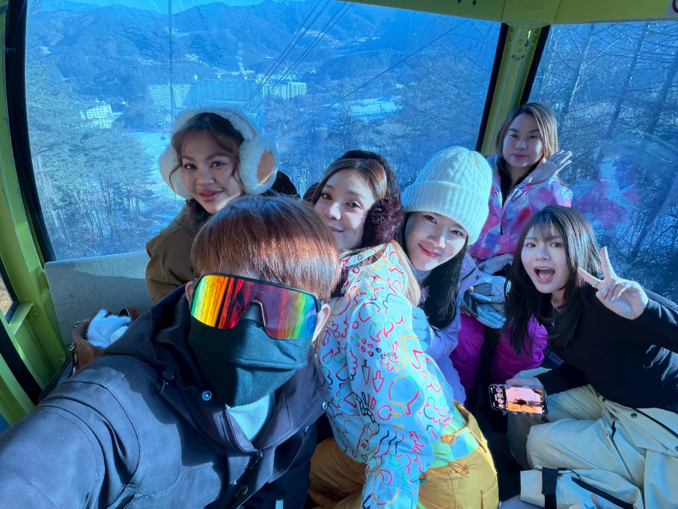 แชะภาพหมู่บนกระเช้าสักรูป