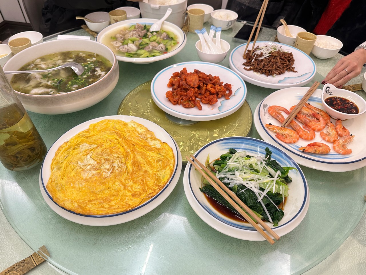 ร้านนี้เป็นโต๊ะอาหารจานหมุน จานใหญ่ ให้เยอะ อร่อยด้วย