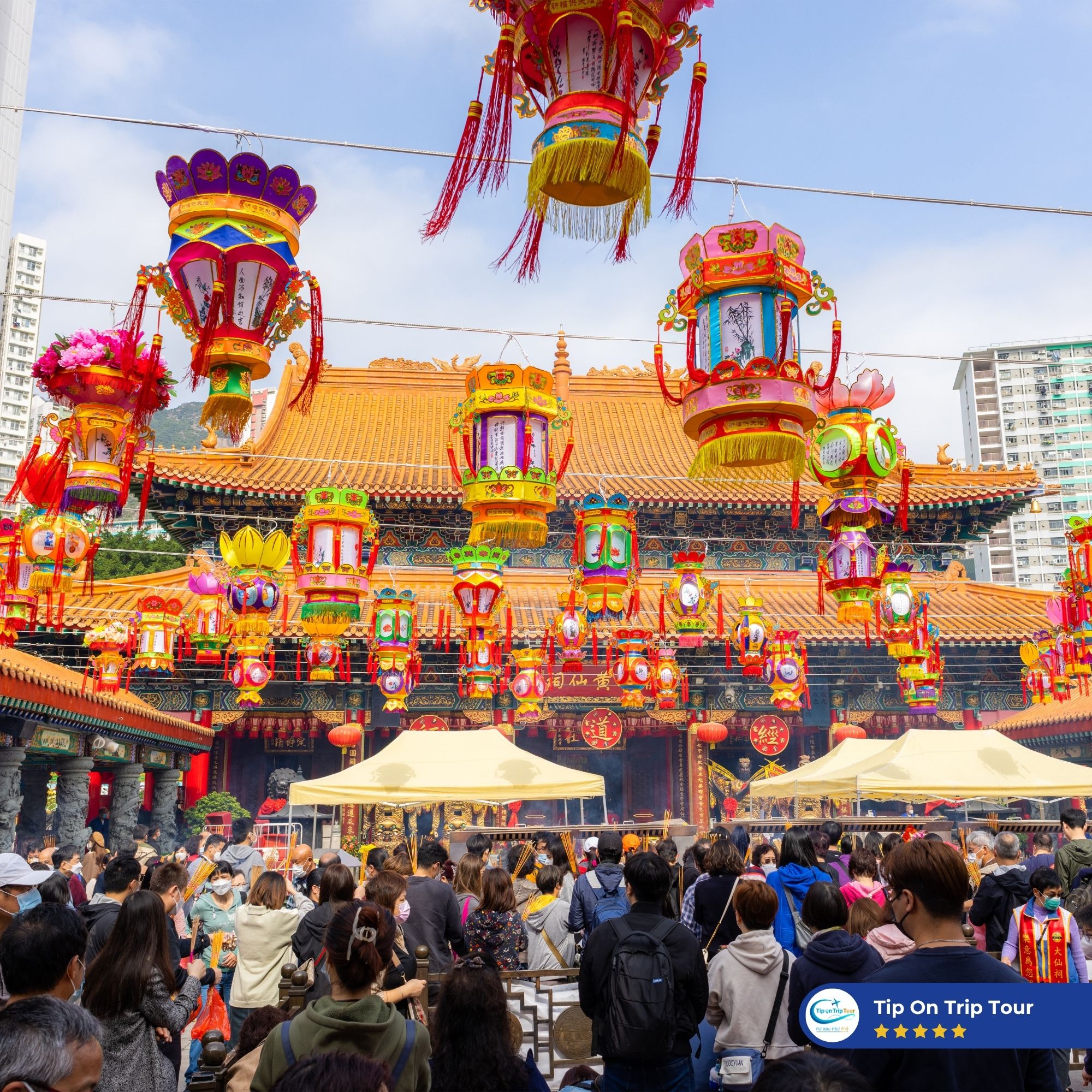 บรรยากาศในวัดคึกคักมาก